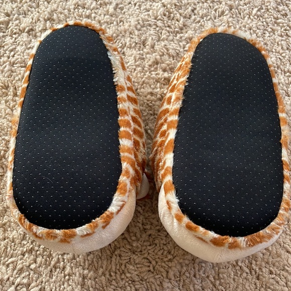 Giraffe Slippers - Picture 3 of 4